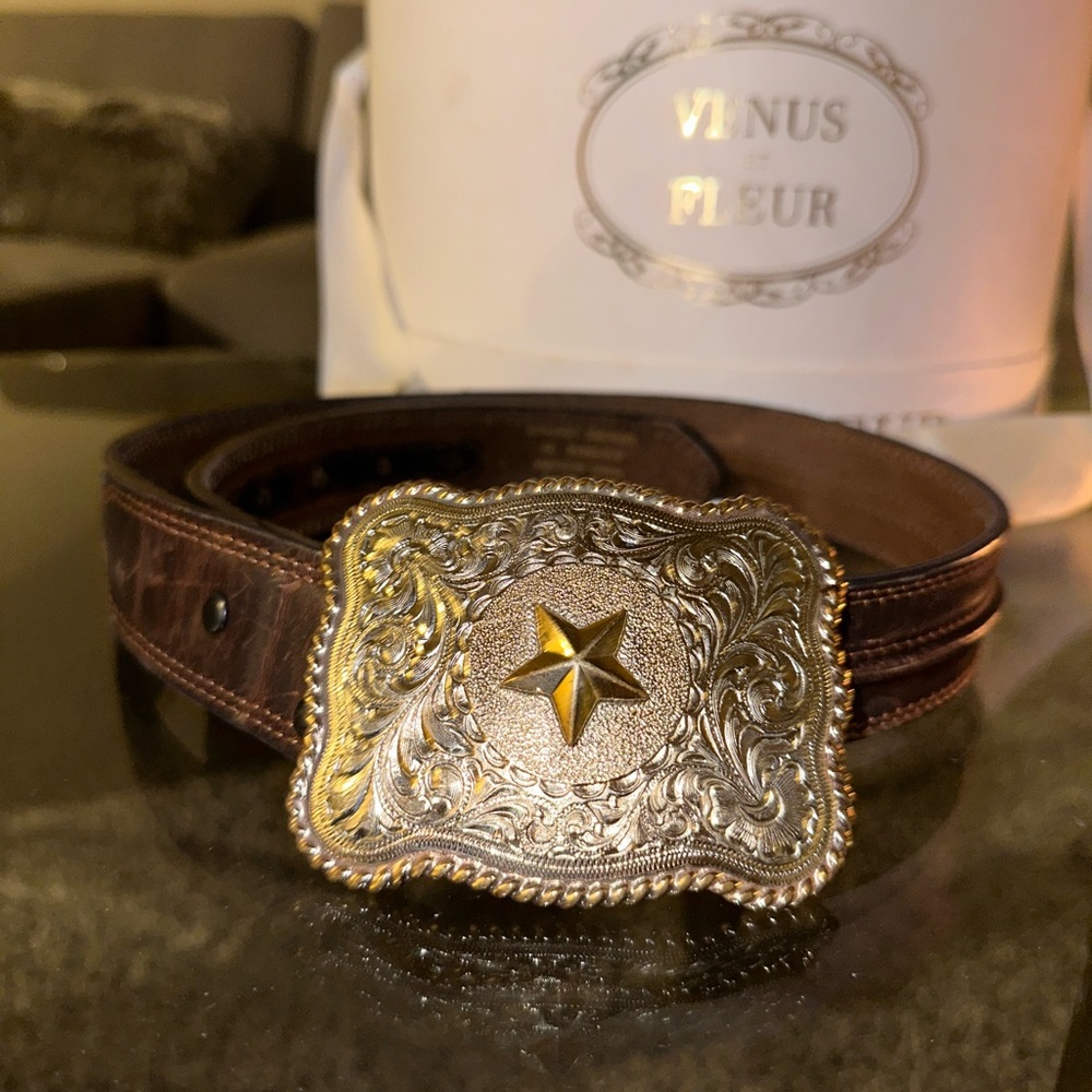 Ariat belt with buckle.